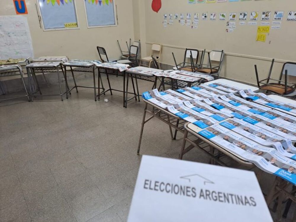 Las boletas electorales en un cuarto de una escuela.