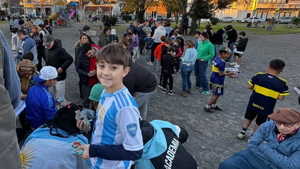 Lolo Arce en la Plaza Belgrano de Cañuelas, durante el primer encuentro para intercambiar figuritas del Mundial. Lolo Arce en la Plaza Belgrano de Cañuelas, durante el primer encuentro para intercambiar figuritas del Mundial.