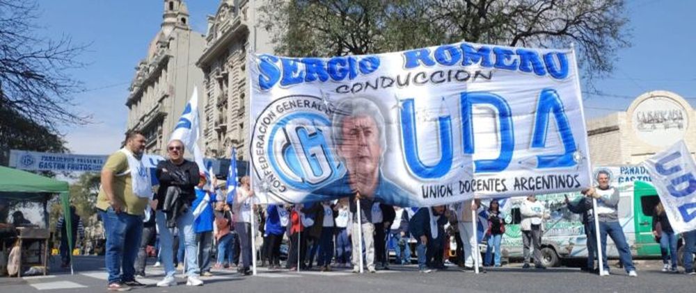 Docentes de UDA realizan una protesta.