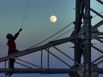 Un trabajador sobre un puente. (Agencia Xinhua) Un trabajador sobre un puente. (Agencia Xinhua)