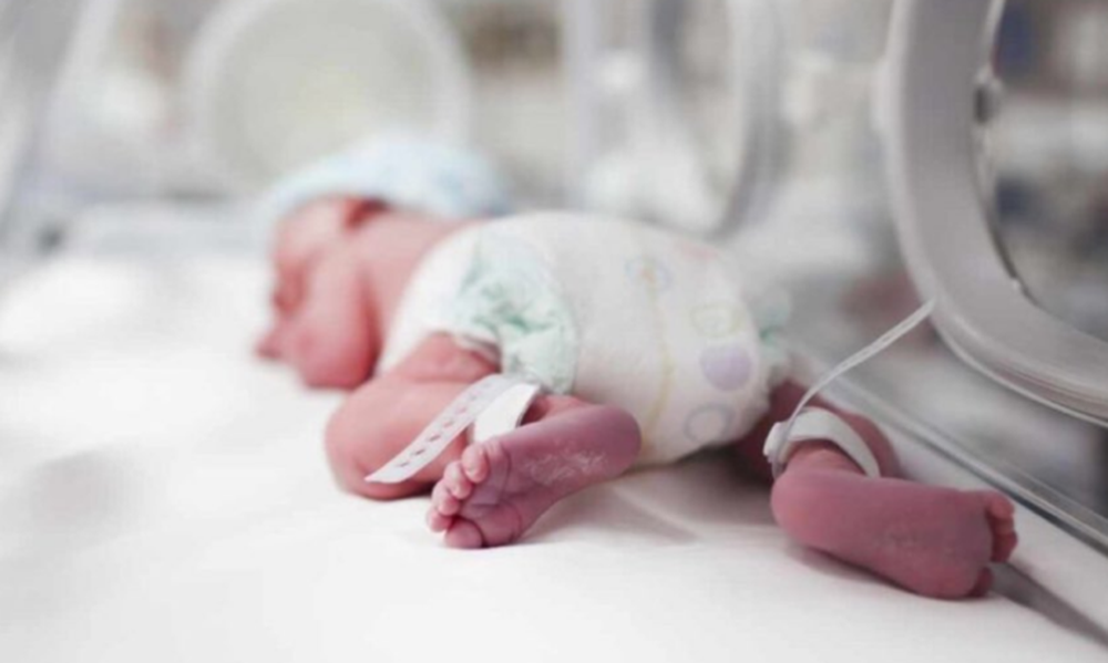 Según describe la Organización Mundial de la Salud (OMS) se considera prematuro un bebé nacido vivo antes de que se hayan completado 37 semanas de gestación.