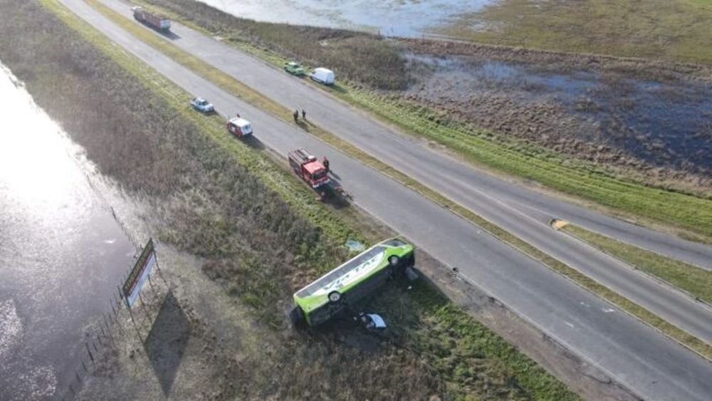 Vista aérea del micro accidentado en la ruta. - InfoGL -