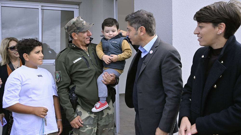 Axel Kicillof en una entrega de viviendas en Gonzales Chaves.&nbsp;