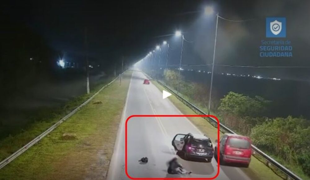 El momento en el que la mujer rueda por el asfalto. (Captura de video)