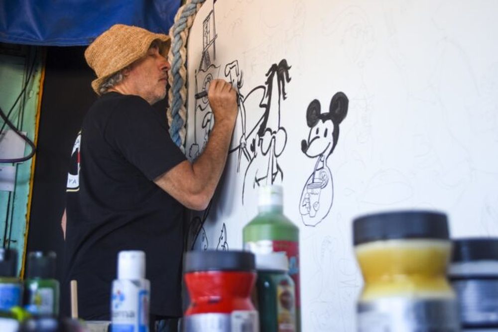 Miguel Rep ofreciendo su arte en Villa Gesell