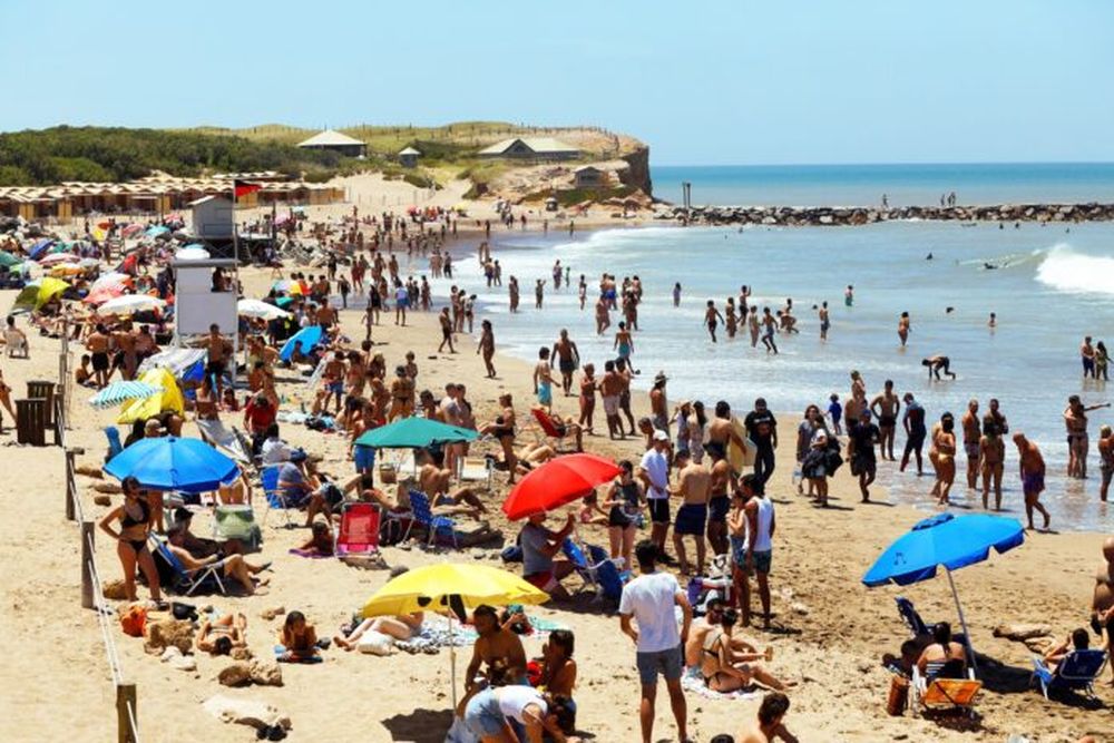 Una postal de una playa marplatense.