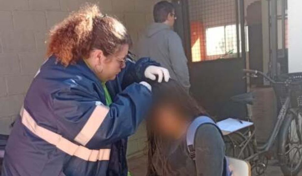 La mujer denunciada golpea a la adolescente en el aula de la Escuela Secundaria 16 de Junín.