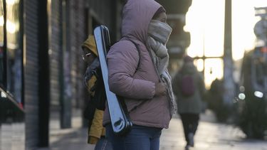 Una persona muy abrigada ante la ola de frío. (Agencia Xinhua)
