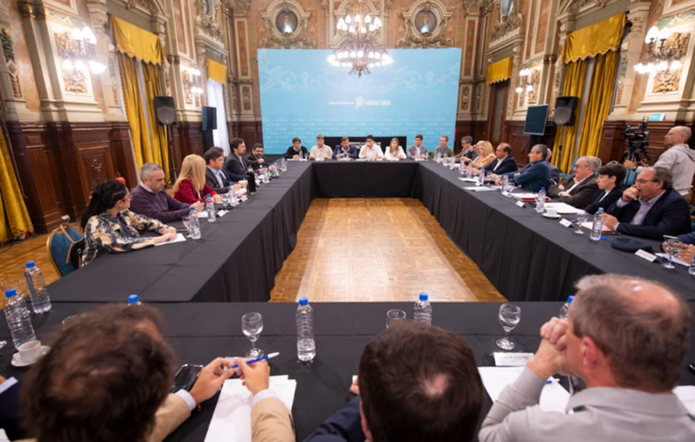 El gobernador, Axel Kicillof, encabezó en La Plata un encuentro con los integrantes del Foro de Intendentes e Intendentas Radicales. (Gobernación)