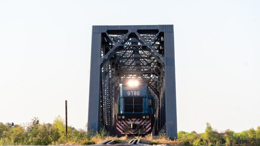 Un tren recorriendo las vías del país.