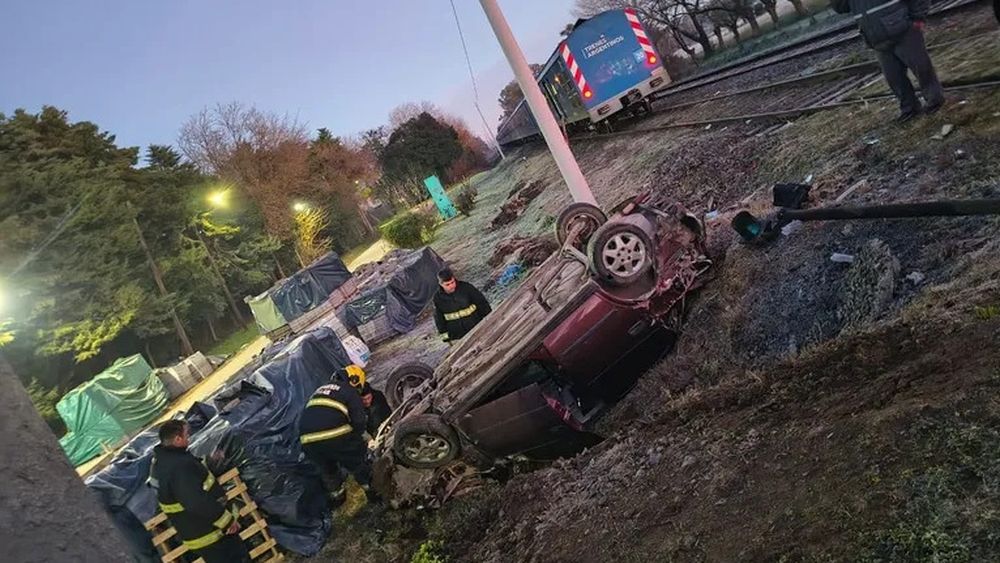 Tras cruzar con las barreras bajas en Pilar, el auto quedó volcado junto a las vías.
