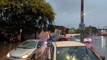 Calles anegadas y problemas para circular por la fuerte tormenta en Morón. (Twitter)