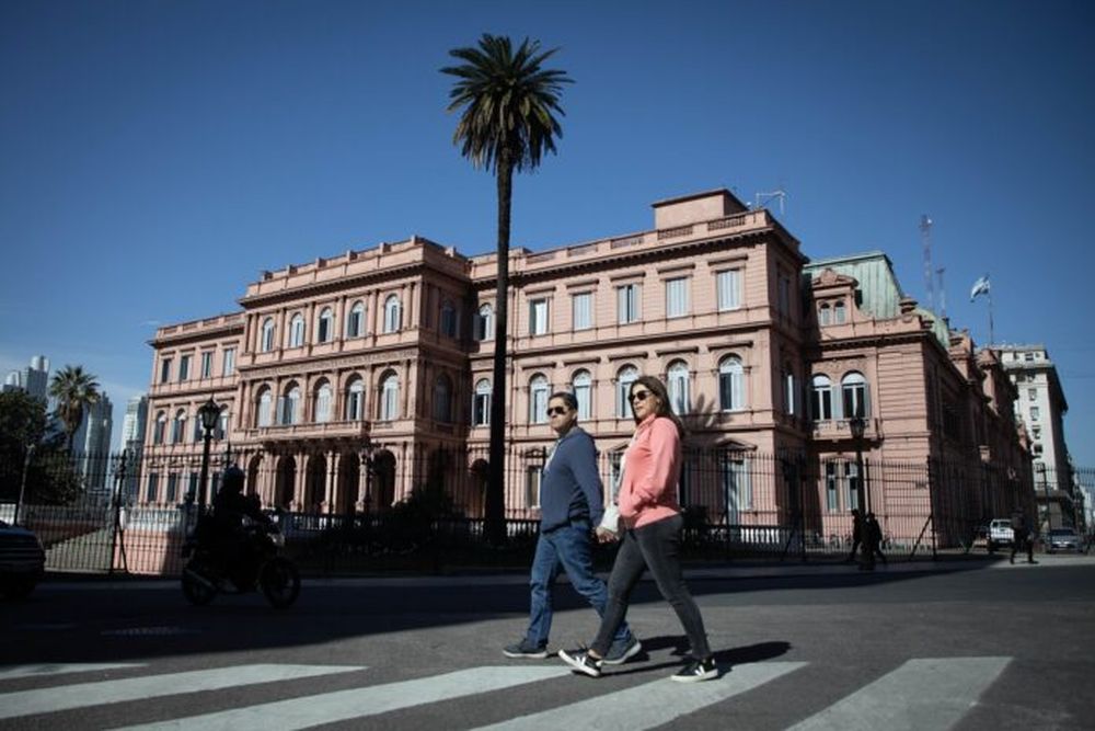 Personas caminan frente a la Casa Rosada. (Xinhua/Martín Zabala)