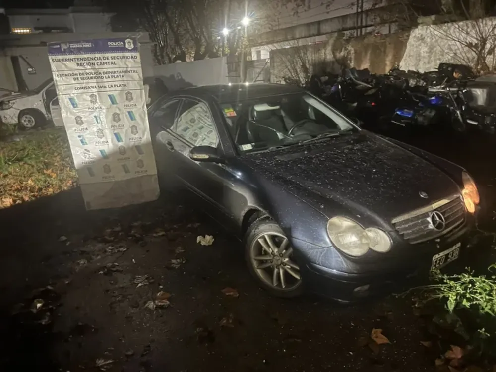 El Mercedes Benz 220 CDI quedó secuestrado en la comisaría de Abasto. (Policía bonaerense)