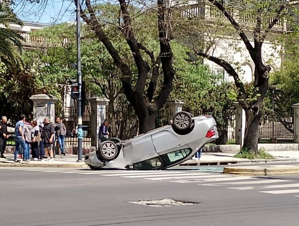 El auto volcado en La Plata. (@Hechosanderecho)
