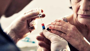 Las personas mayores de 65 años deben vacunarse todos los años para evitar cuadros graves de gripe, que pueden derivar en internación, neumonía o la&nbsp; muerte.&nbsp;