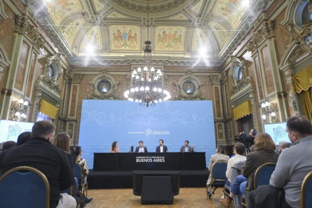 Axel Kicillof y parte del Gabinete en el Salón Dorado.