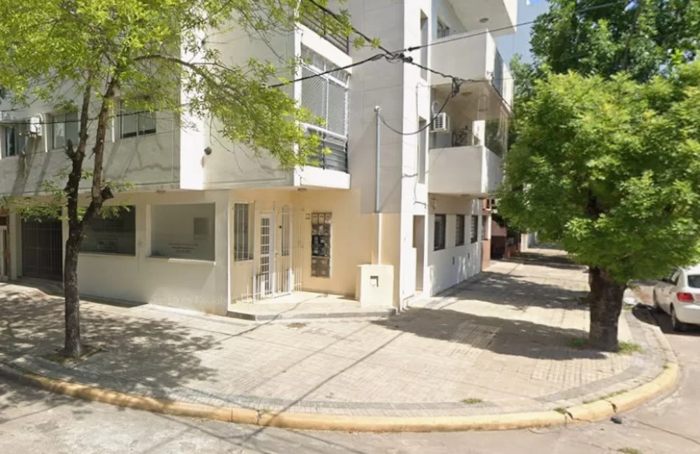 En un nuevo hecho de inseguridad en La Plata, una joven fue víctima de un violento intento de robo cuando dos motochorros la atacaron, la arrastraron por la vereda y la golpearon en plena calle.