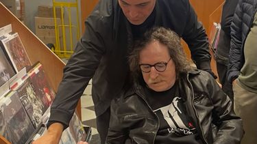 Charly García, días pasados, comprando música en una disquería porteña.