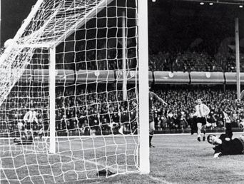 Con dos goles de Luis Artime, en 1966 Argentina venció 2 a 1 a España en el único partido disputado en un Mundial.
