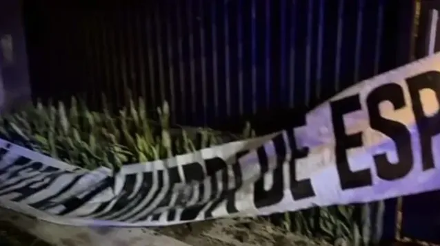 El mensaje en el frente de la casa de Espert. (Captura de video)