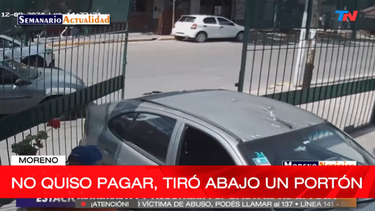 El momento en el que la mujer hace marcha atrás y rompe el portón. (Captura de video)