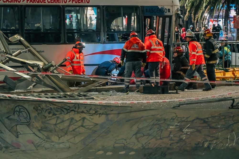 Los servicios de emergencia atendieron a las víctimas luego de que un colectivo atropellara a varias personas en una parada de colectivos. (FOTO Qué Digital)