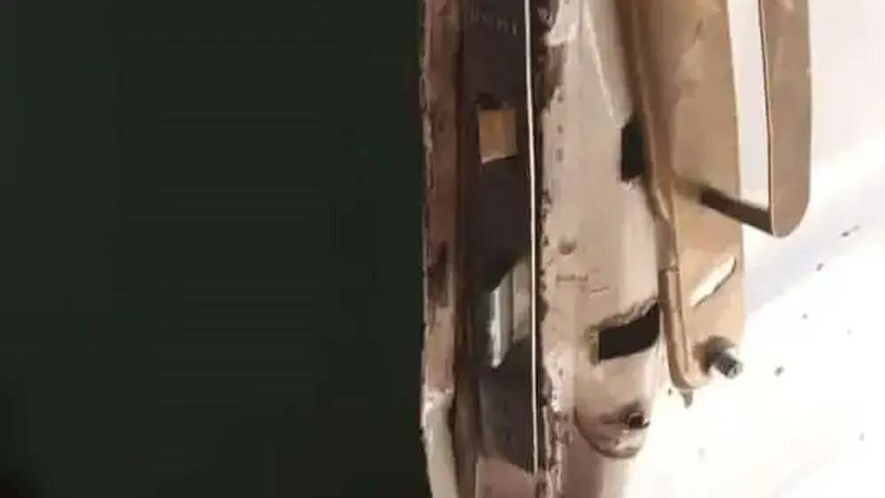 Los delincuentes forzaron una puerta para ingresar a la vivienda. - El Eco de Tandil -