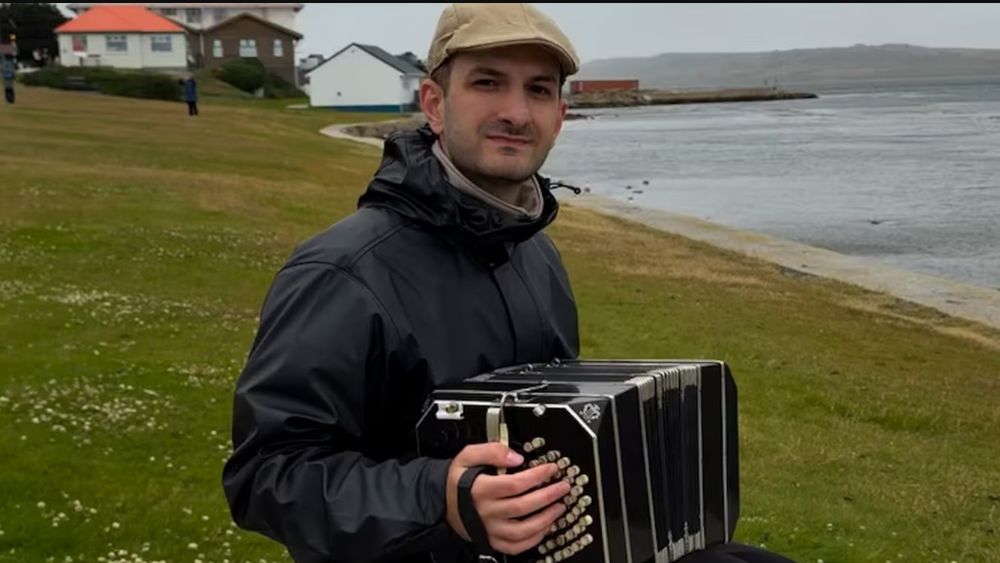 El bandoneonista bahiense Alejandro Pereyra tocó el Himno Nacional en las Islas Malvinas.&nbsp;