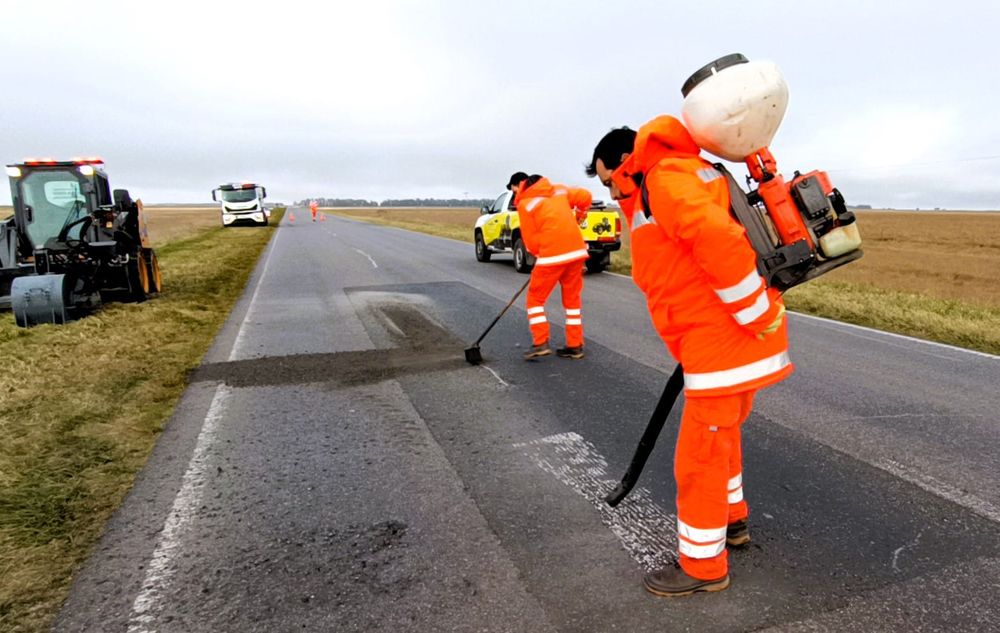 Operarios trabajando en la ruta 3.