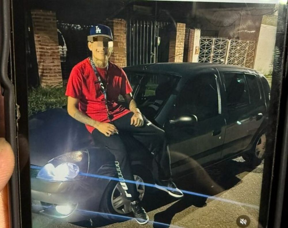 Uno de los detenidos en el Renault Clio, ahora secuestrado, en el que se desplazaban. (Policía Bonaerense)