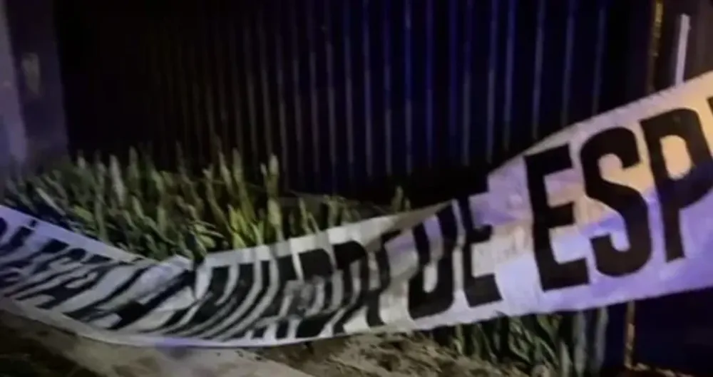 El mensaje en el frente de la casa de Espert. (Captura de video)