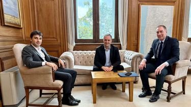 Diego Santilli, quien jurará como ministro del Interior, y el jefe de Gabinete, Manuel Adorni, junto al gobernador de Chubut, Ignacio Torres.