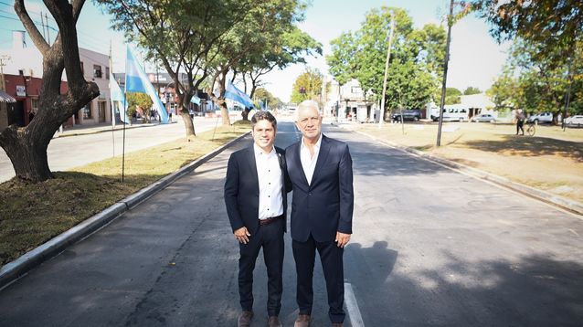 El gobernador Axel Kicillof junto al intendente Julio Alak.&nbsp;