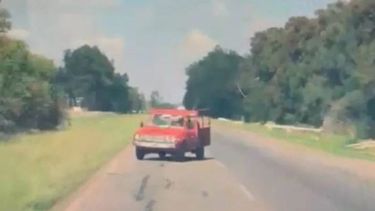 La imagen de video muestra a la camioneta circulando de contramano en Cañuelas.&nbsp;