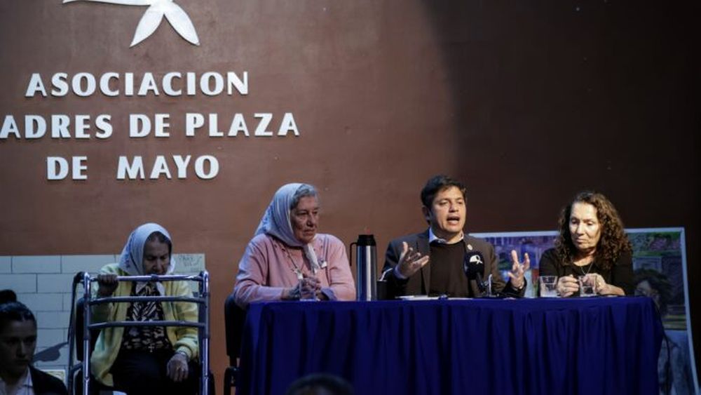 Kicillof con Madres de Plaza de Mayo