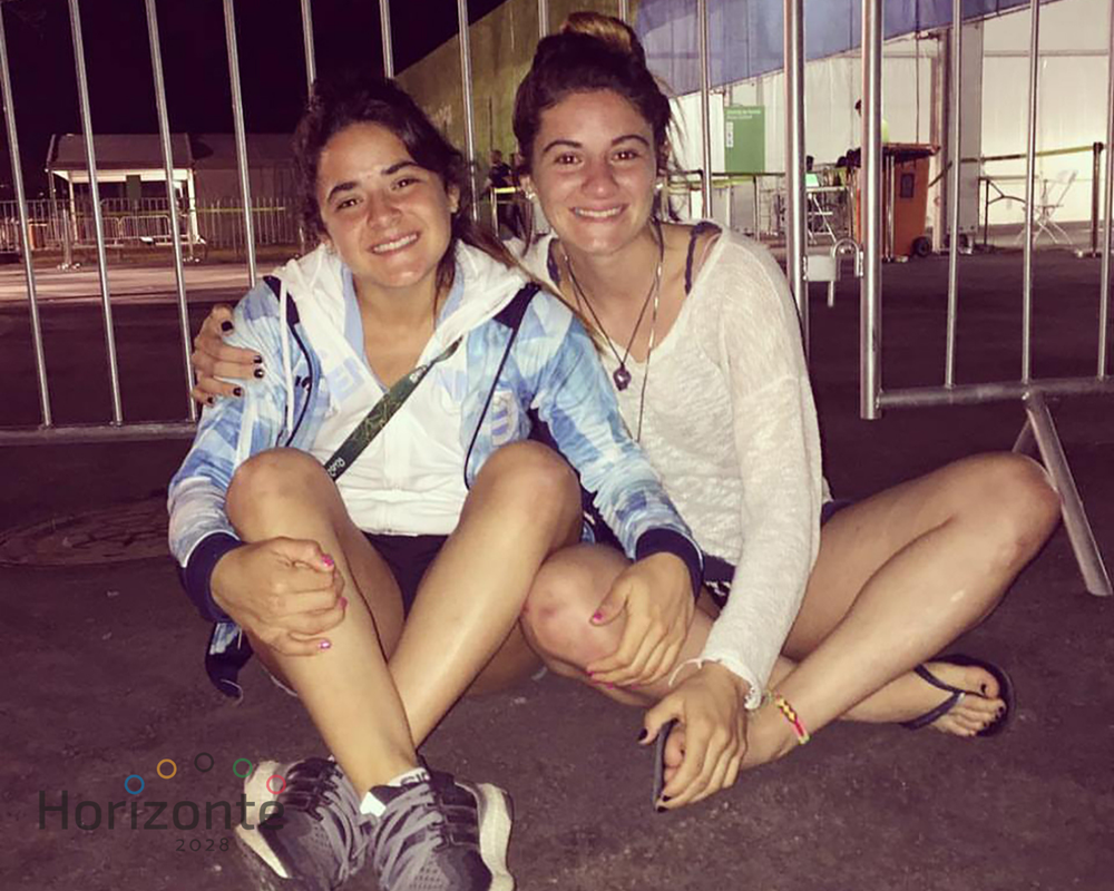Victoria junto a Majo Granatto, leona en los Juegos Olímpicos de Río 2016.