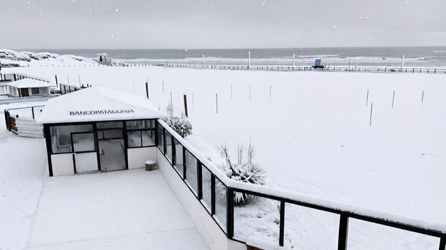 La nieve cubrió la arena en la playa marplatense de Cabo Largo.