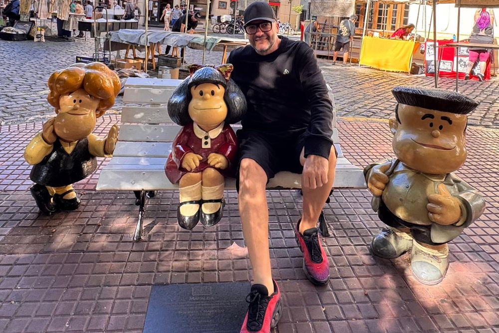 De paseo porteño por San Telmo, junto a Mafalda y sus amigos.