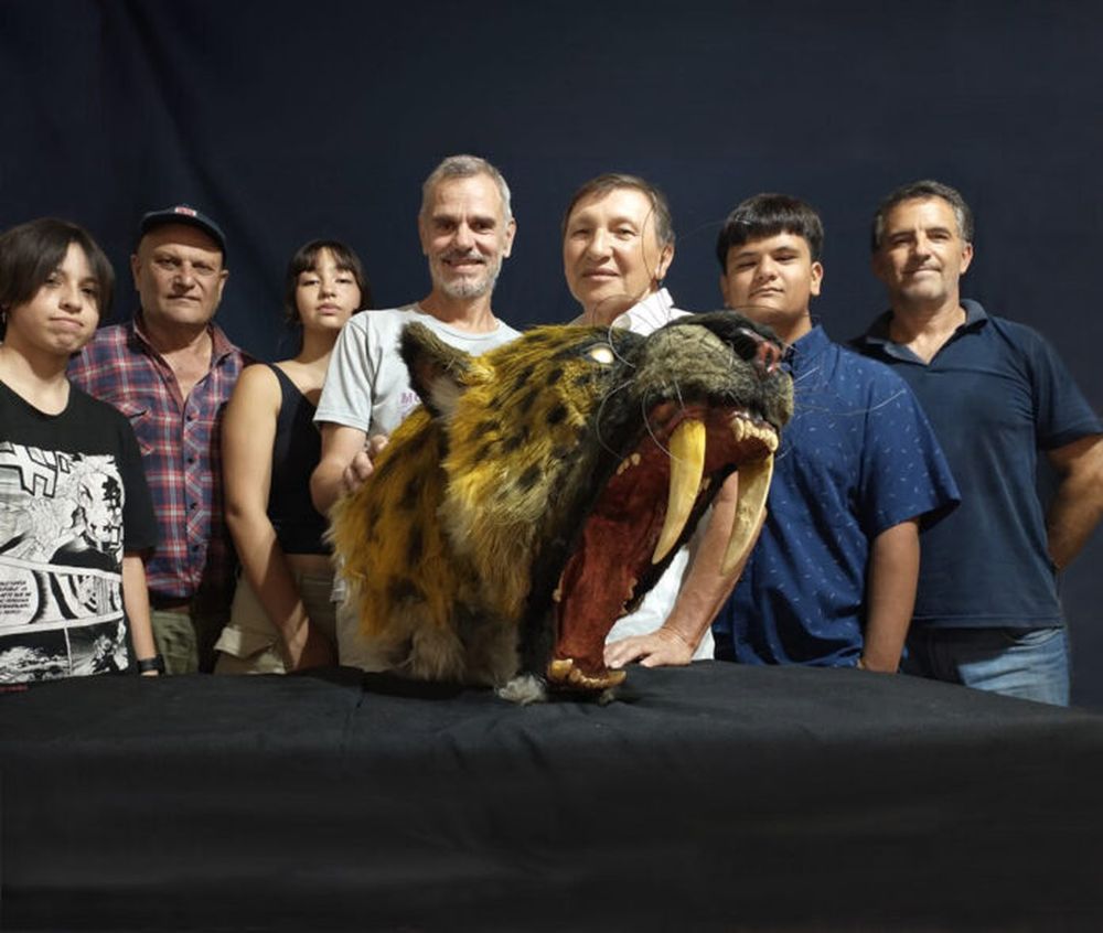 El Grupo Conservacionista de Fósiles del Museo Paleontológico de San Pedro con la recreación de la cabeza a escala real de un smilodon, realizada por el paleoartista Miguel Lugo.