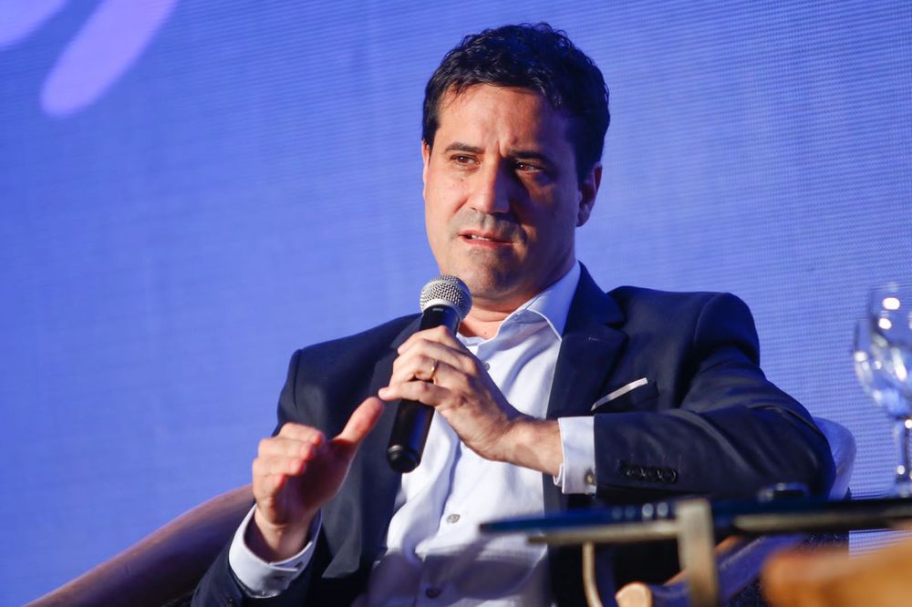 El senador nacional por la provincia de Buenos Aires, Maximiliano Abad cuestionó duramente la decisión del Gobierno nacional de suspender transitoriamente las retenciones al agro.