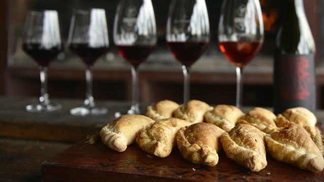 En el mes de la vendimia, nueve destinos en la provincia de Buenos Aires para saborear y maridar buenos vinos. En el mes de la vendimia, nueve destinos en la provincia de Buenos Aires para saborear y maridar buenos vinos.