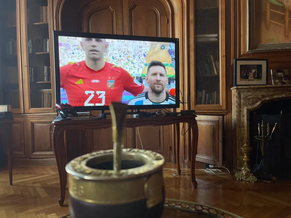 Axel Kicillof mirando un partido del Mundial 2022.