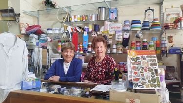 Mari y Gladys, 60 años de amistad y más de 55 al frente de la Mercería Marisol. (Foto: El Fénix)