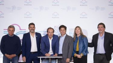 Axel Kicillof y el intendente de Carlos Casares, Daniel Stadnik. (Gobernación)