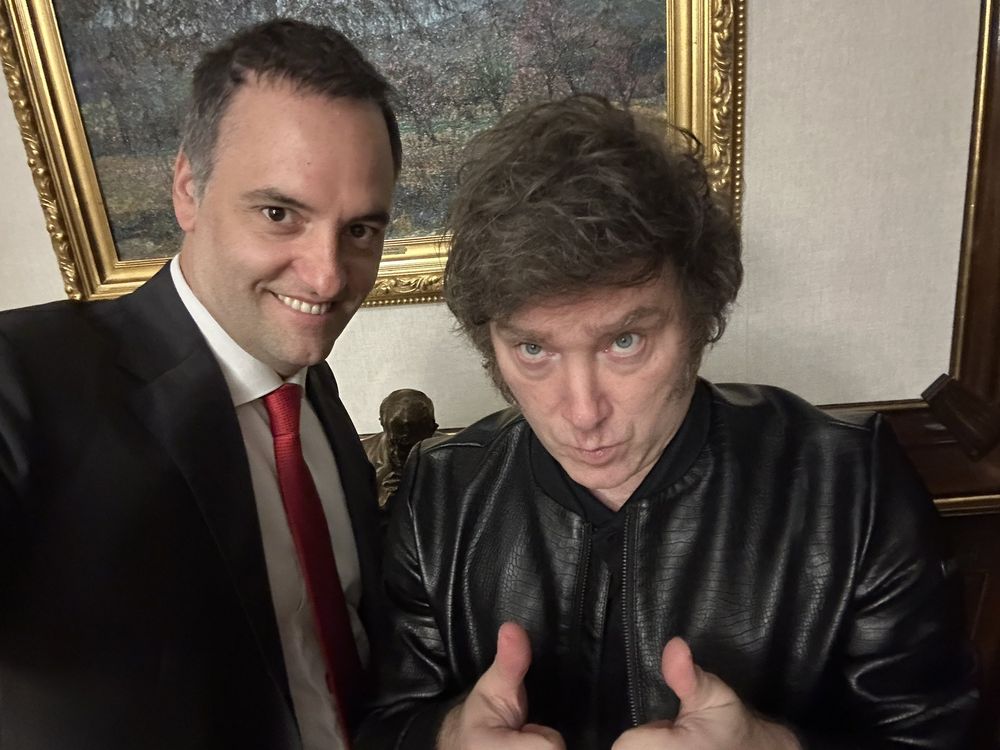 El vocero Manuel Adorni y el presidente Javier Milei.