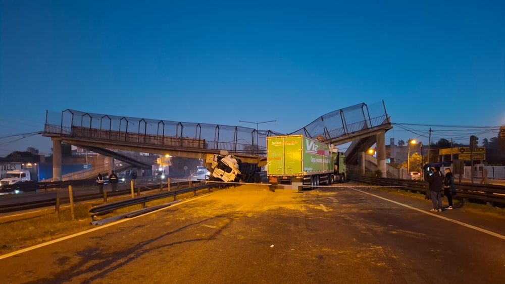 El puente caído en el kilómetro 51,500 de la Panamericana. El puente caído en el kilómetro 51,500 de la Panamericana.
