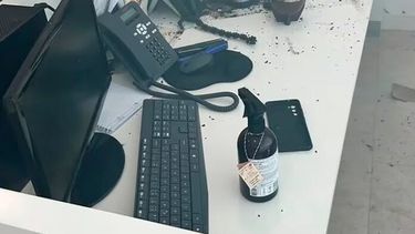 El escritorio donde estalló el paquete explosivo. (Redes sociales)