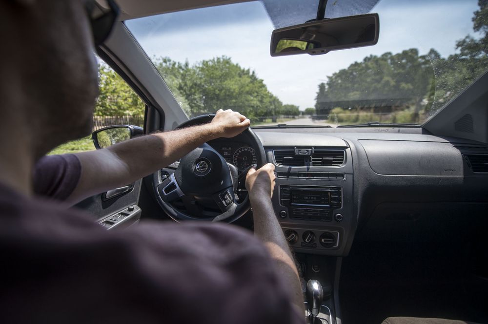 Una persona manejando un auto.&nbsp;