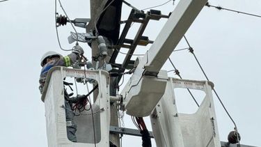 Una persona trabajando en la red de luz.